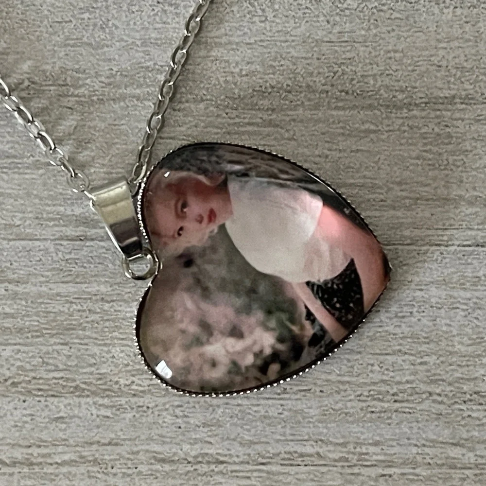 Heart-Shaped Silver Photo Pendant Necklace Marilyn Monroe - Picture 4 of 6